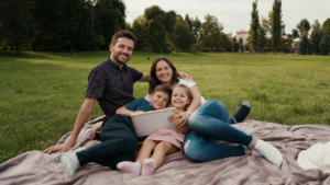 Familia sonriente disfrutando del día