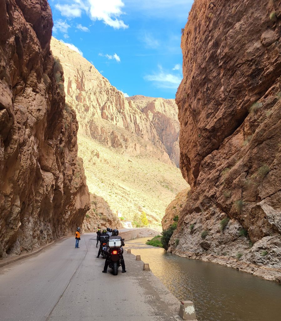 Grupo de motos deleitándose en las Gargantas del Todra
