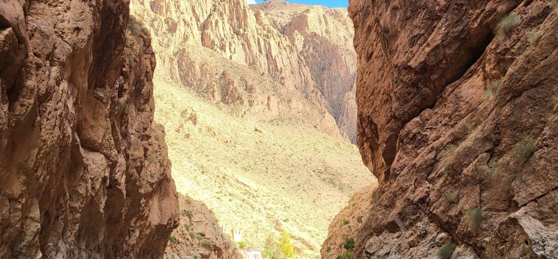 Grupo de motos deleitándose en las Gargantas del Todra